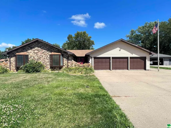 1552 Fair Meadow Ln, South Sioux City, NE 68776