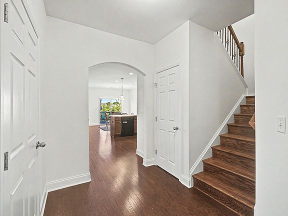 5th image of 365 Irvine Ln