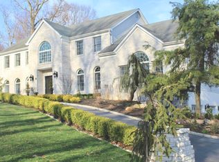 6 Oakwood Ct, Holmdel, NJ 07733