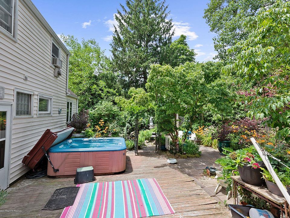 2nd image of 261 Roosevelt Ave