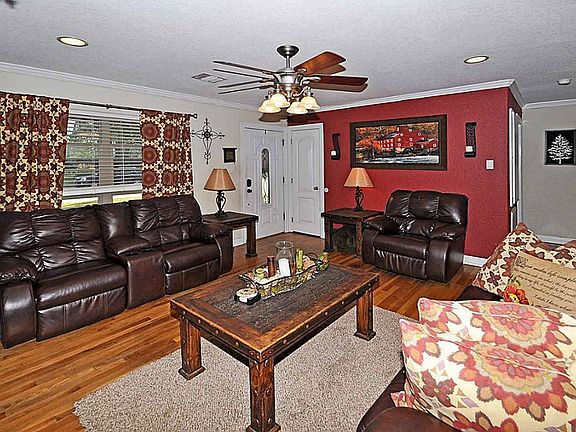 5th image of 327 Oak Dr