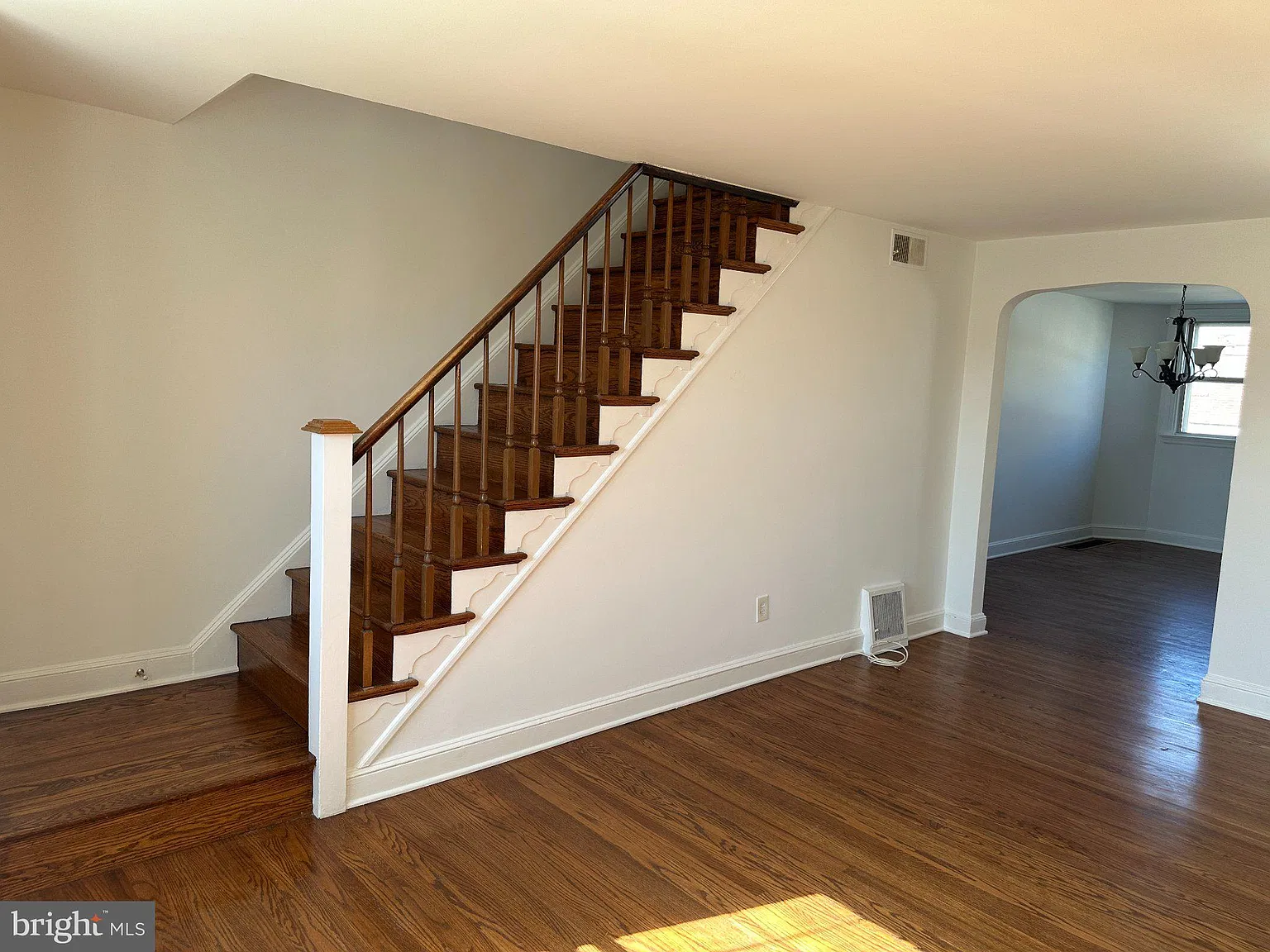 3 bed, 1.0 bath, 1120 sqft, $2,300 — Photo 3