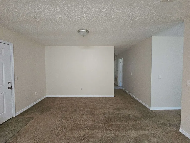2040 E Roberts Rd — Photo 4