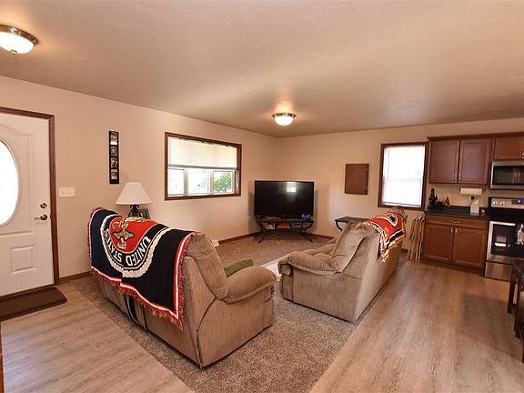 2nd image of 915 Cozy Ln