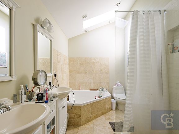 5th image of 2150 W Warner Ave #2