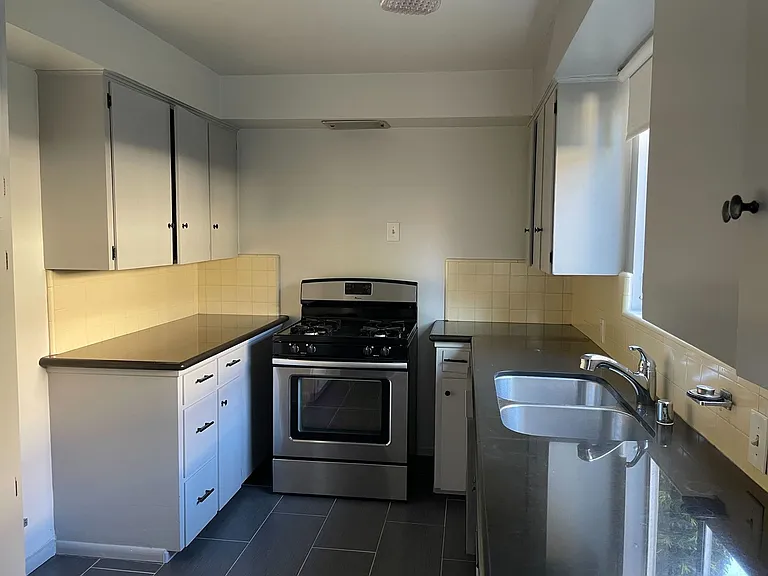295 W California Blvd — Photo 7