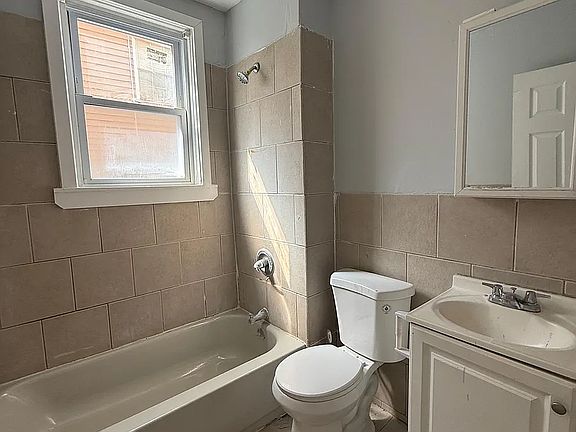 4th image of 25 Princeton St #1LA