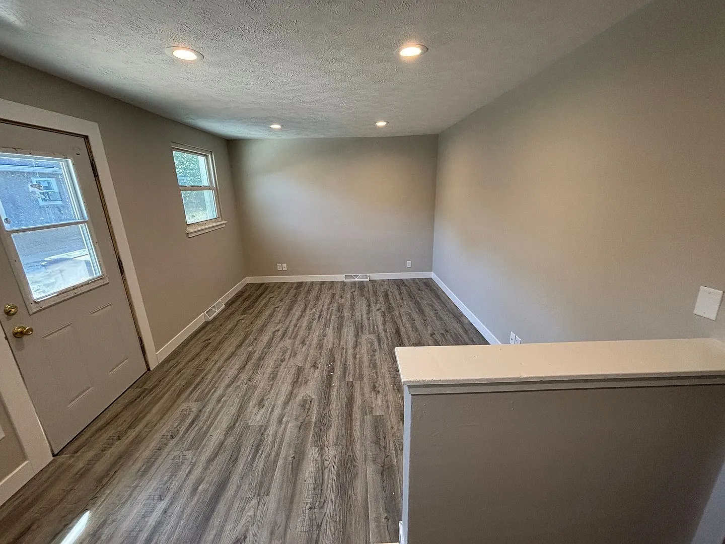 Davis St Apartments — Photo 1