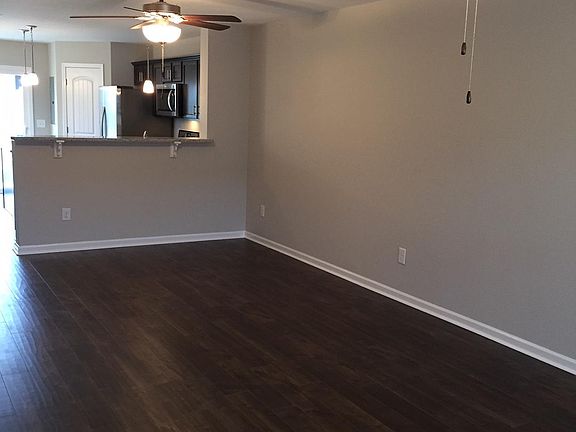 Great family room with dining