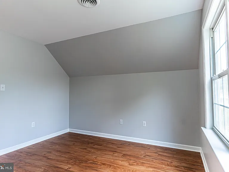 121 Nottingham Ct — Photo 38