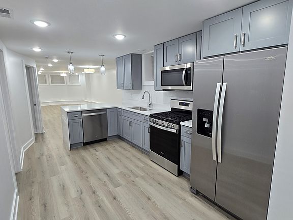 2nd image of 2550 W Balmoral Ave #B