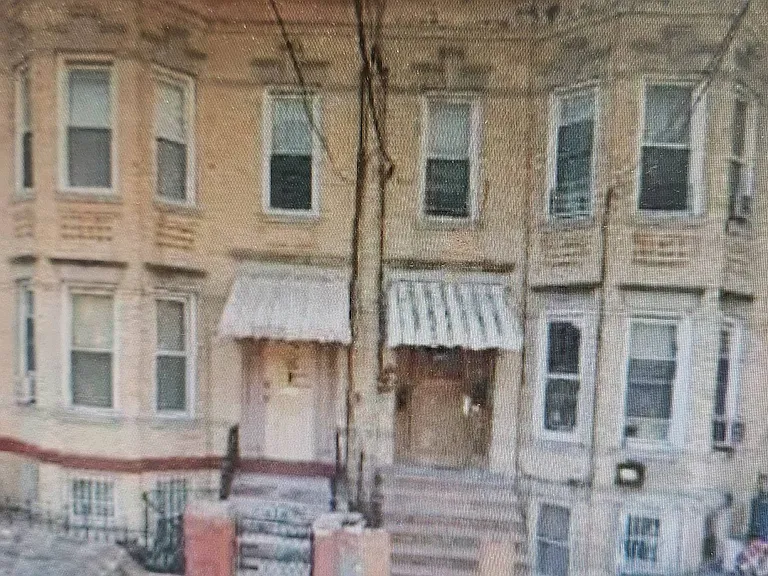 574 Crescent St — Photo 1