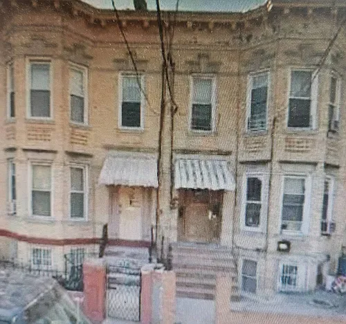 574 Crescent St Photo 1