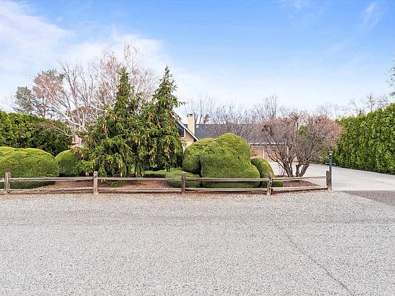 4th image of 420 W 32nd Ave