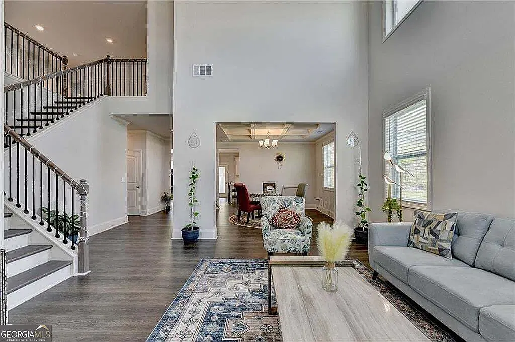 5 bed, 3798 sqft, $3,200 — Photo 3