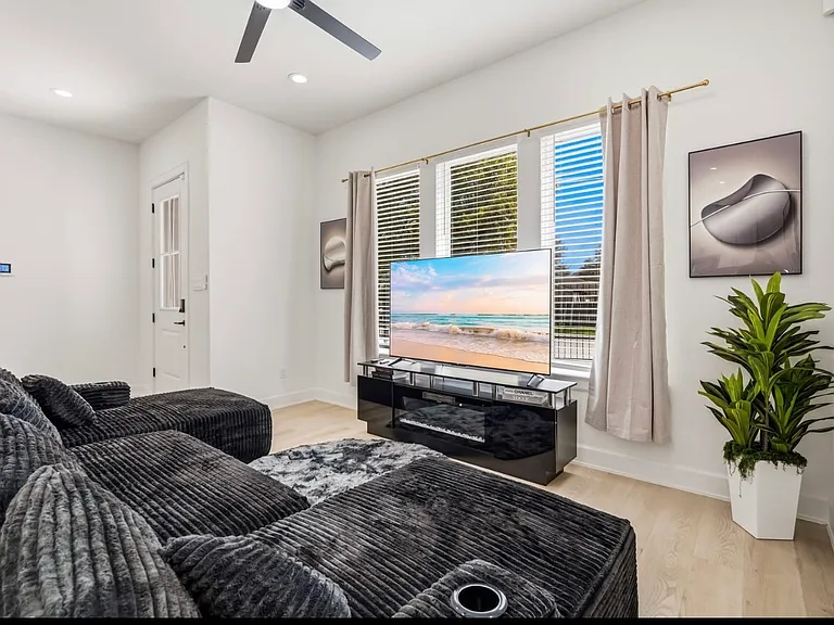 6528 Weston St — Photo 5