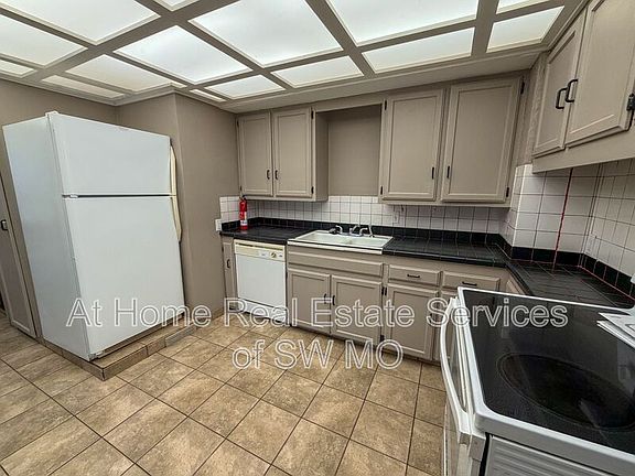 2nd image of 1041 W Portland St