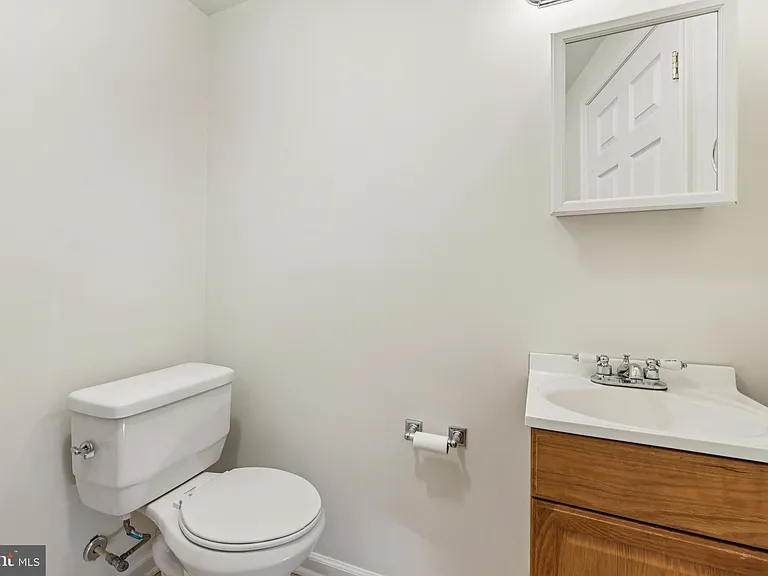 49 E Heath St — Photo 25
