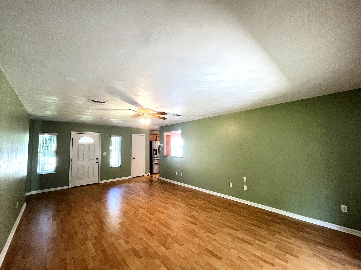 3 bed, 1384 sqft, $2,300 — Photo 2