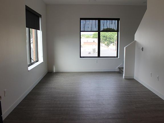 3rd image of 644 E Fulton St #203