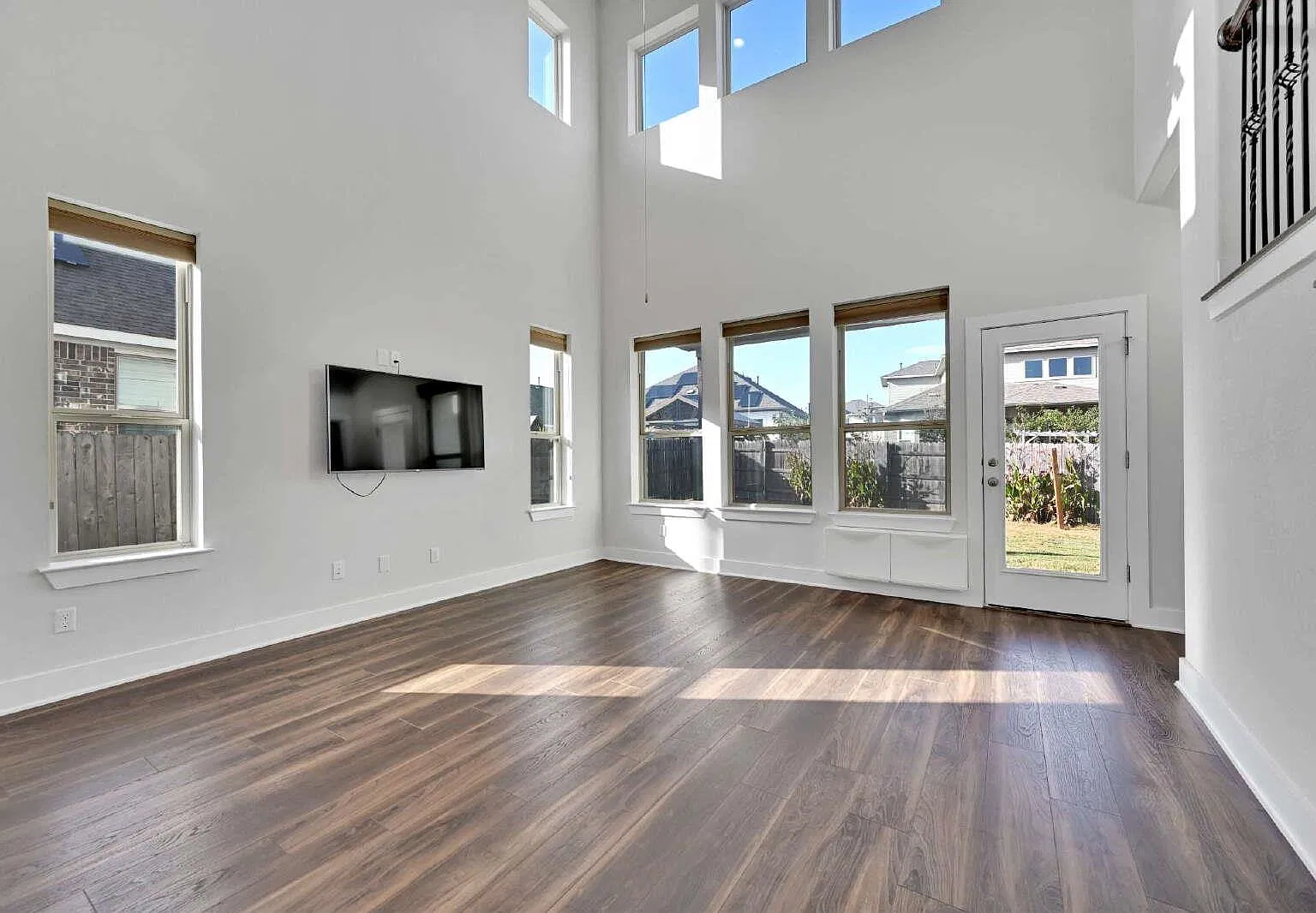 3 bed, 2.5 bath, 2253 sqft, $2,500 — Photo 2