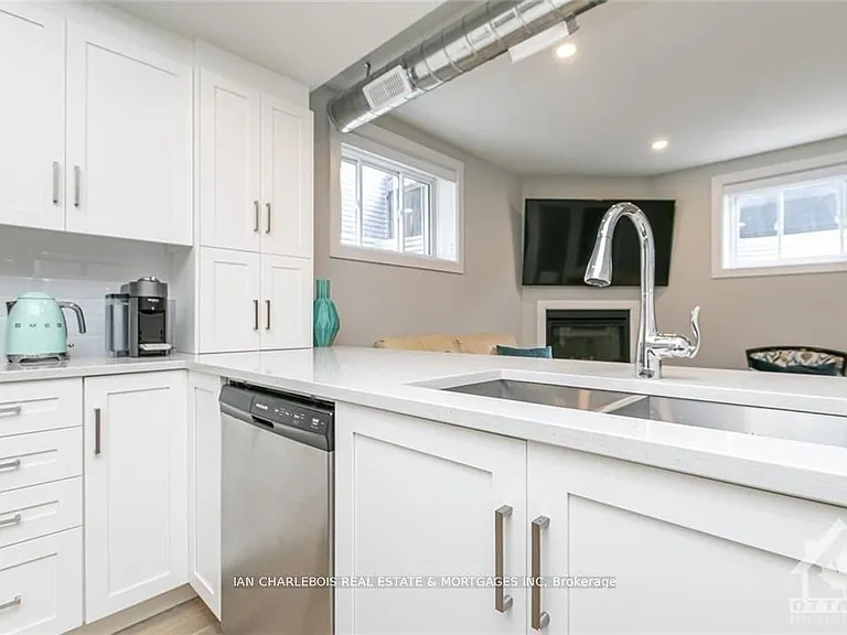 846 Rockson Cres #C — Photo 8