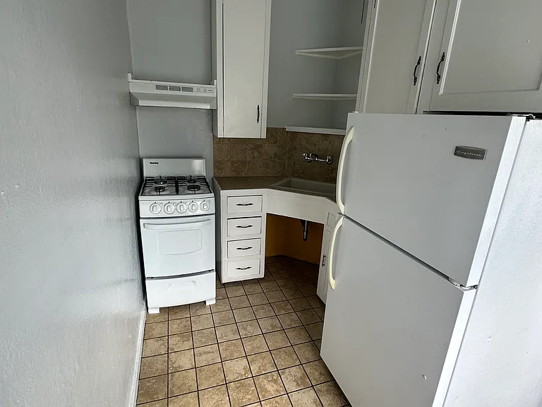 15 N Raymond Ave — Photo 4