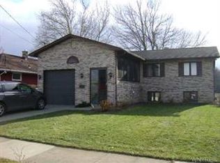 2565 Parkview Dr, Niagara Falls, NY 14305