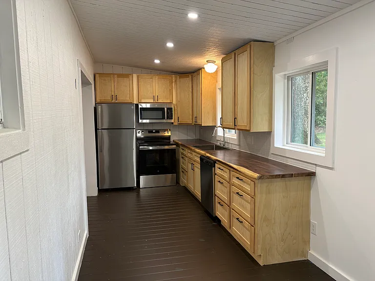 495 Armstrong Ave — Photo 4