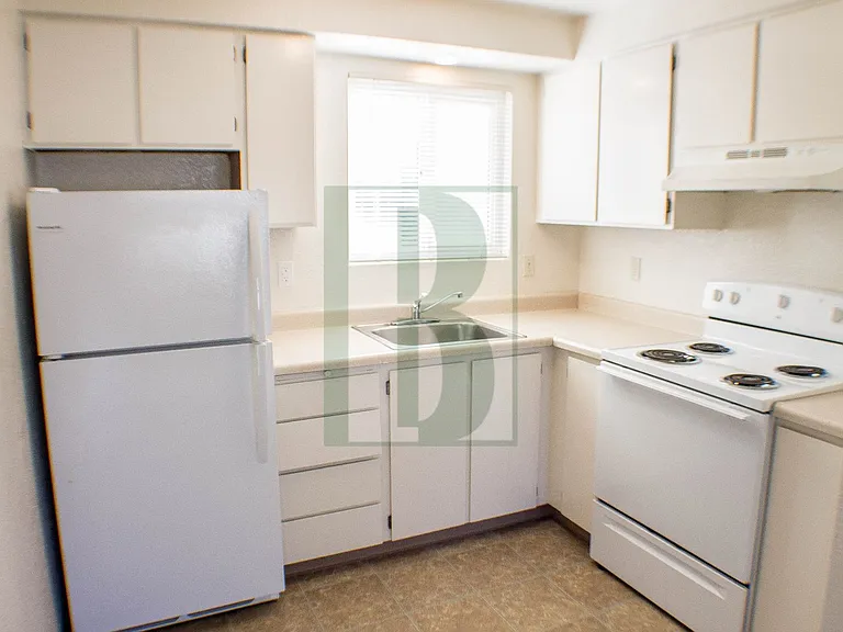 809-875 Plymouth Dr NE — Photo 7