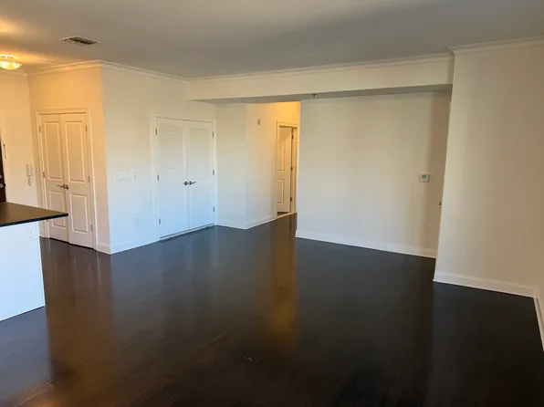 2001 Hudson Terrace image 5 of 24