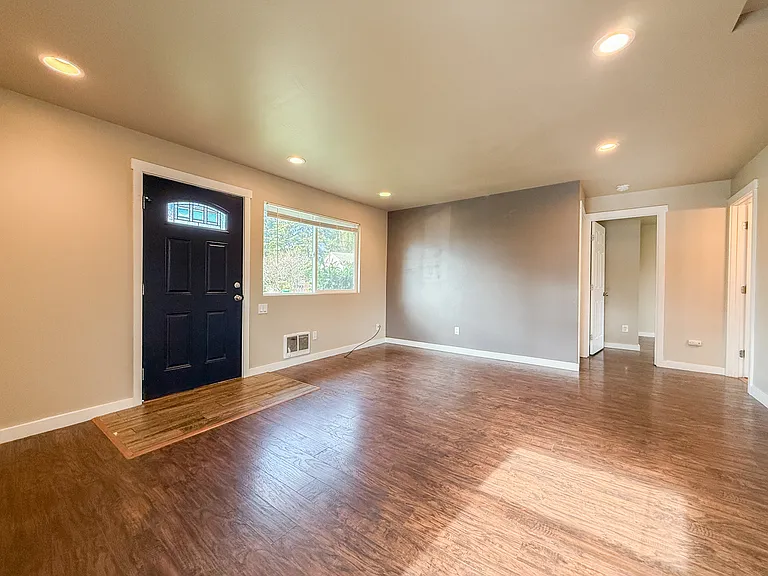 1808 Harrington Ave NE — Photo 7