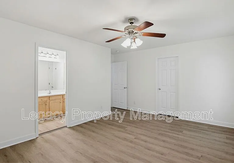 1352 Snow Ct — Photo 10