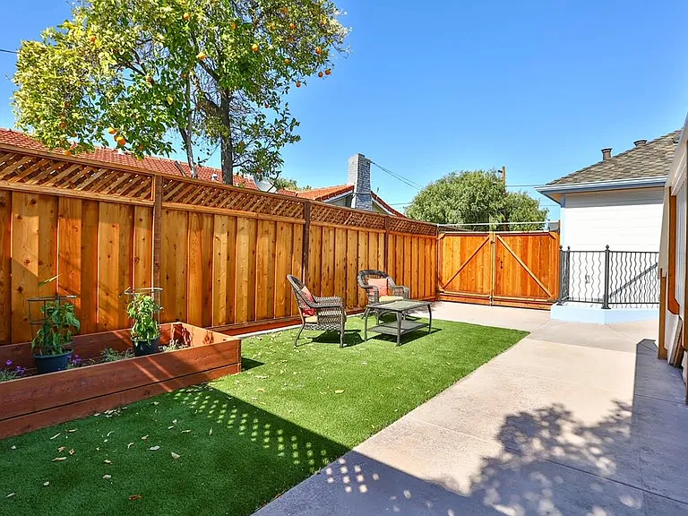 Benton St — Photo 18