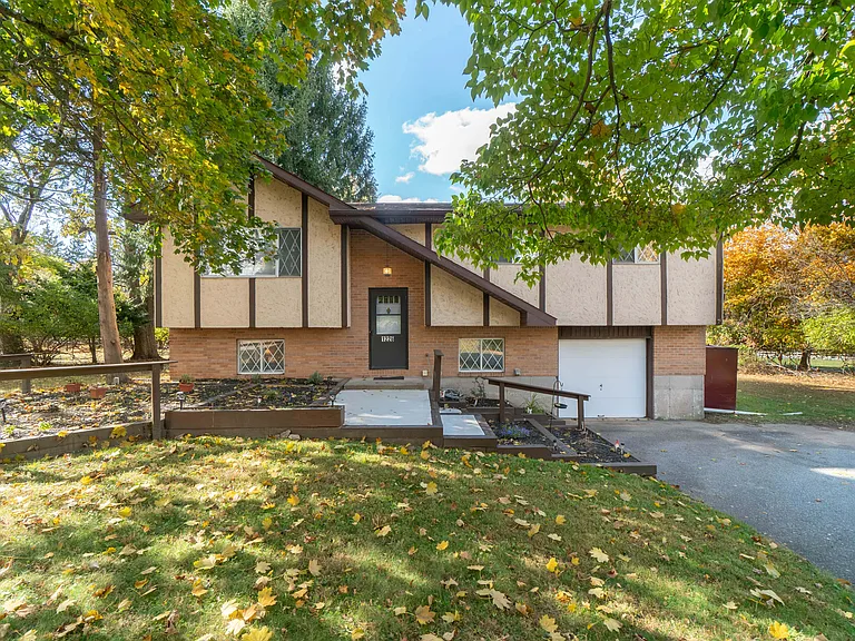 1226 Stones Crossing Rd — Photo 2