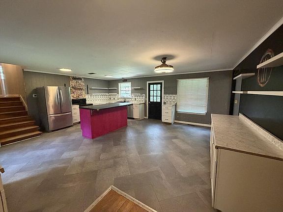 3rd image of 300 Johnson St