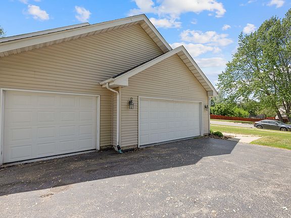 3rd image of 3739 Applewood Ln