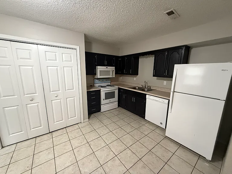 705 Cedar Dr #D — Photo 4
