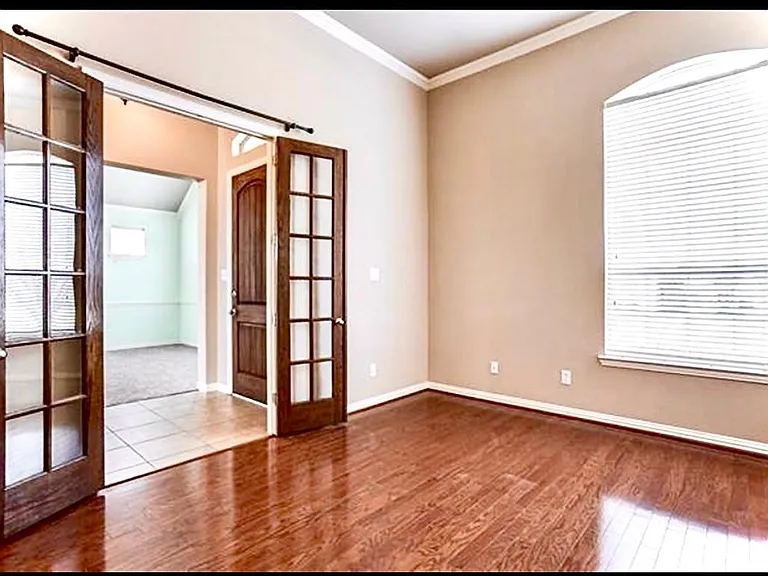 1708 Whispering Glen Dr — Photo 2