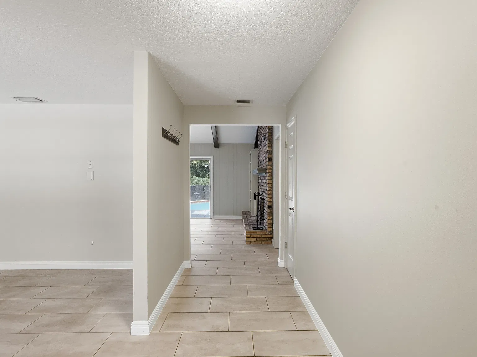 Beautiful 4 Bedroom 2 Bathroom with POOL — Photo 4