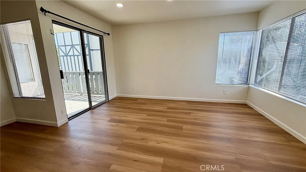 3 bed, 1034 sqft, $3,100 — Photo 2
