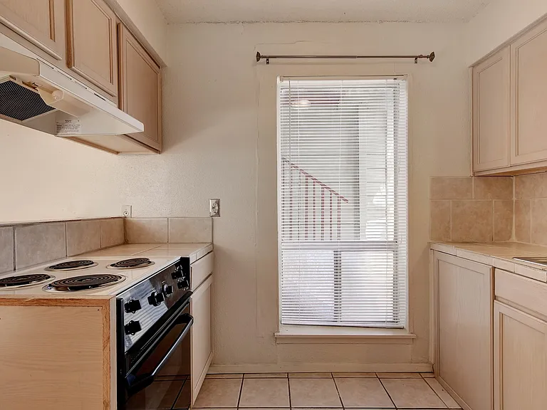 105 E 38th St #100-303 — Photo 33