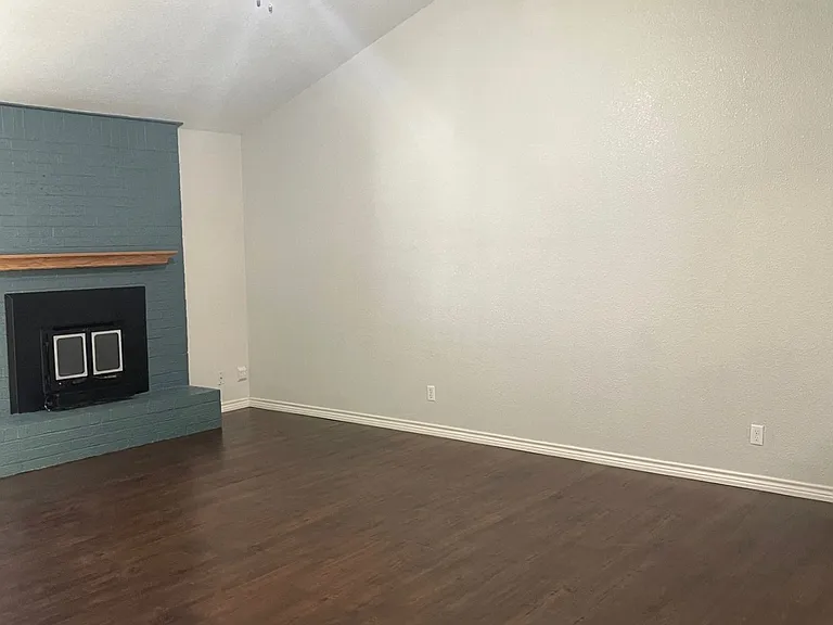 4004 Livingston St — Photo 8
