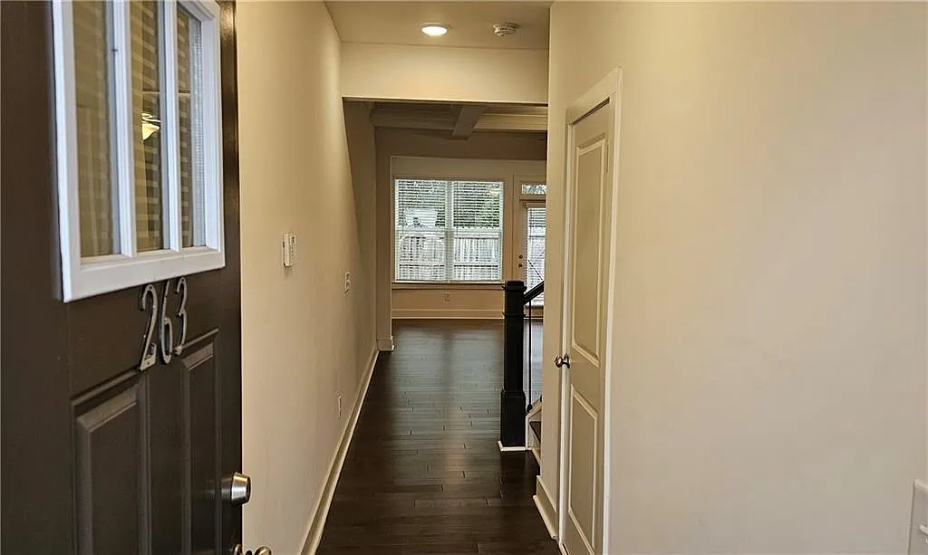 3 bed, 2.5 bath, 1818 sqft, $2,200 — Photo 2