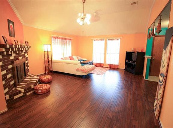 3rd image of 611 Aldenwood St