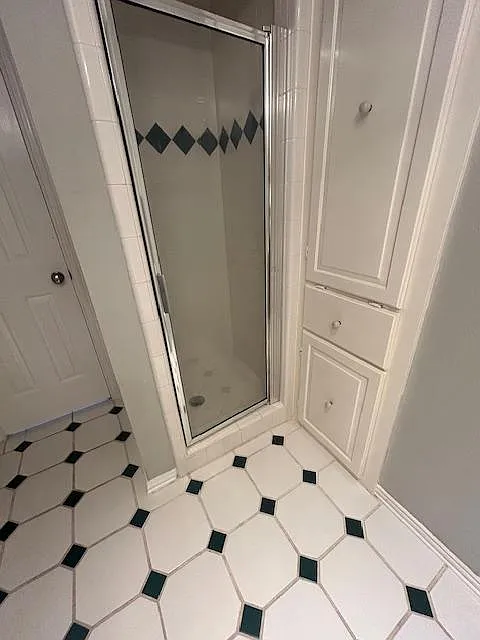 4 bed, 2.5 bath, 2700 sqft, $884 — Photo 3