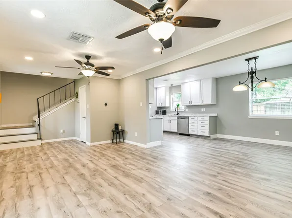 207 Woodvale Dr, League City, TX 77573
