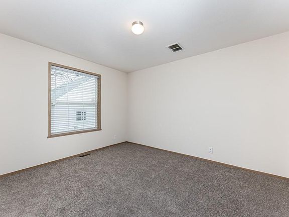 4th image of 395 Elder St