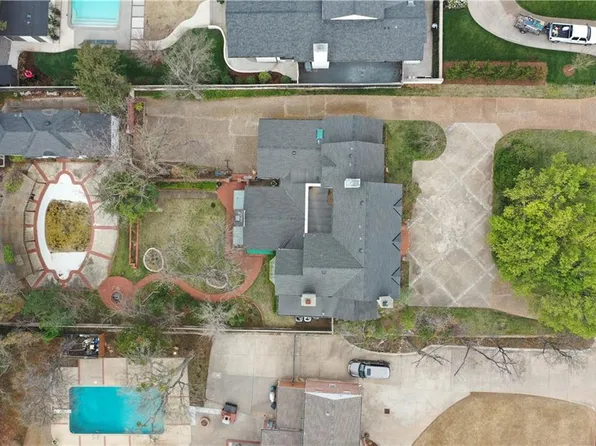 6717 Avondale Dr, Nichols Hills, OK 73116