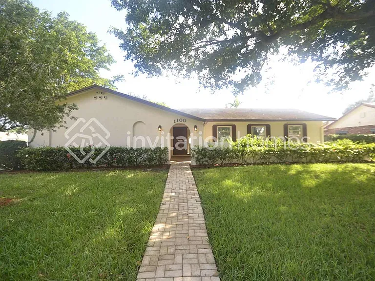 1100 SW 70th Ter — Photo 1